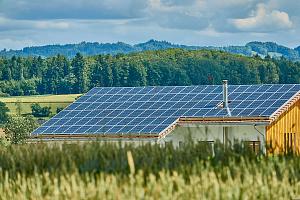 velká fotovoltaická elektrárna na střeše domu